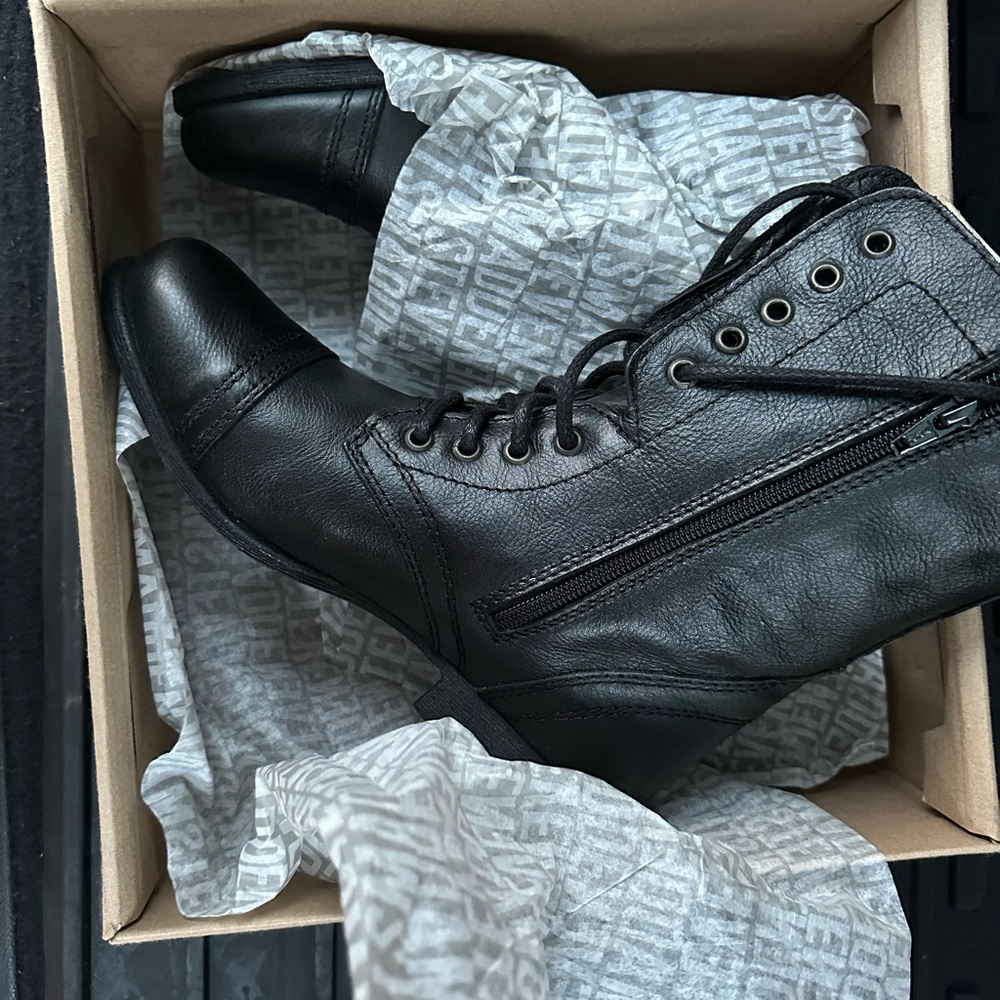 Brand new lightweight Steve Madden trooper boots in black color.